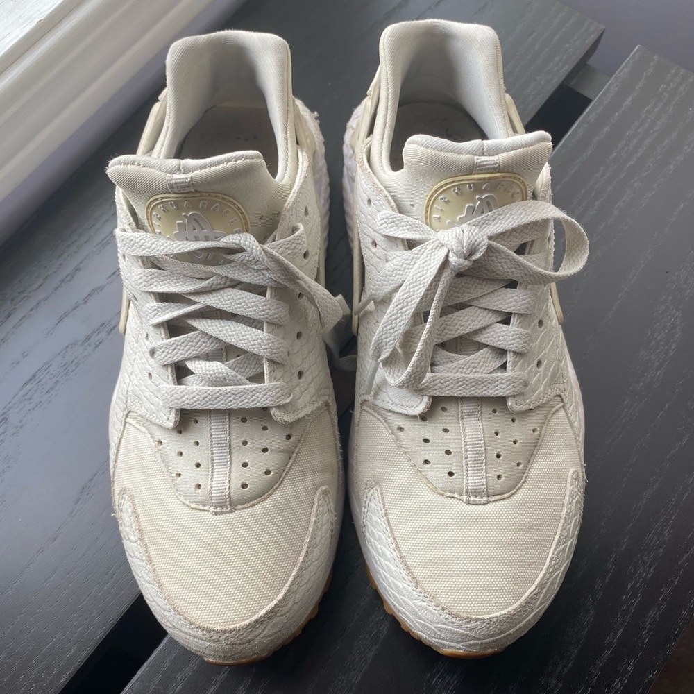 White Nike Air Huarache Women’s Size 8